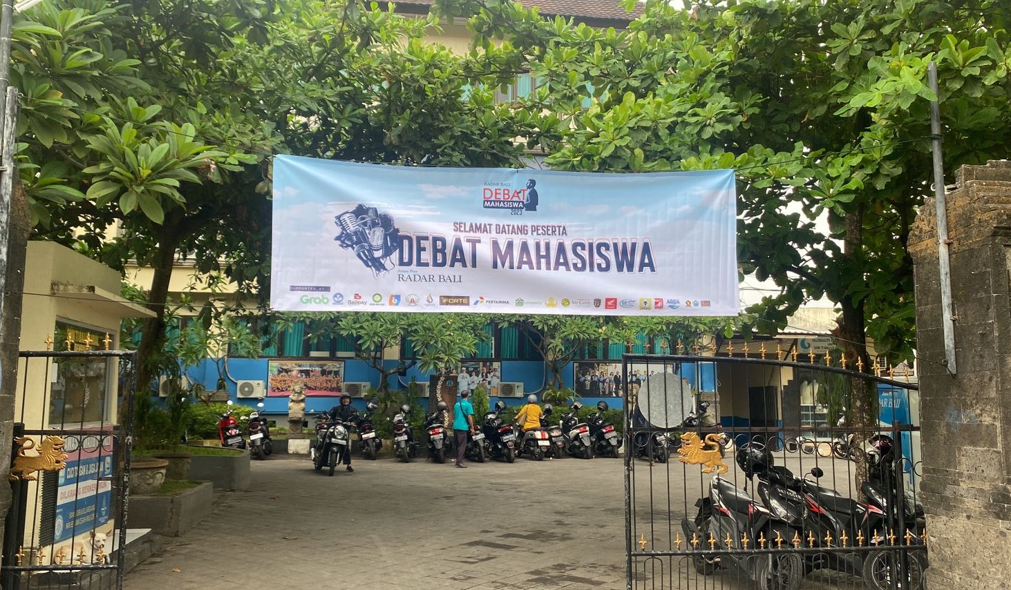 VENUE 1: Spanduk dan baliho sudah terpasang di sejumlah titik khususnya di venue pembukaan dan babak penyisihan di TI Global Bali jalan Tukad Citarum Denpasar.