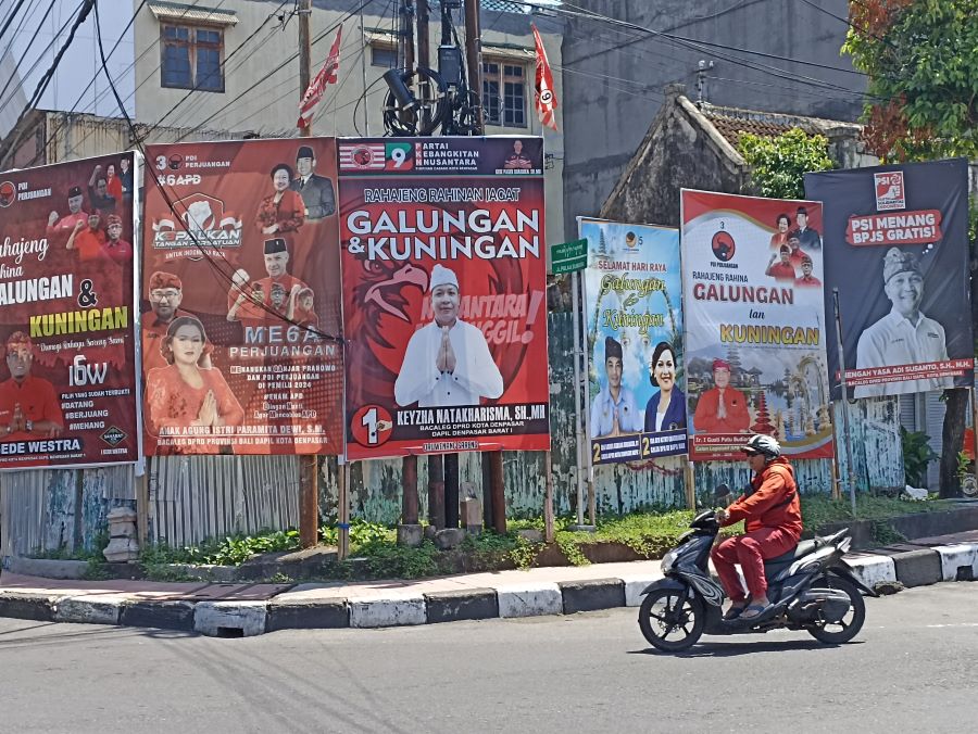 TIDAK TAAT ATURAN: Sejumlah alat peraga kampanye (APK) ini diberangus Bawaslu dan Satpol PP. Kini KPU malah belum masang.