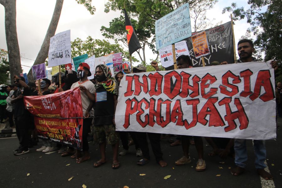 TAK KAPOK:  ALiansi Mahasiswa Papua (AMP) saat membacakan pernyataan sikap di jalan Raya Puputan, karena dihadang polisi, tIdAk bisa menuju Konsul Amerika Serikat.