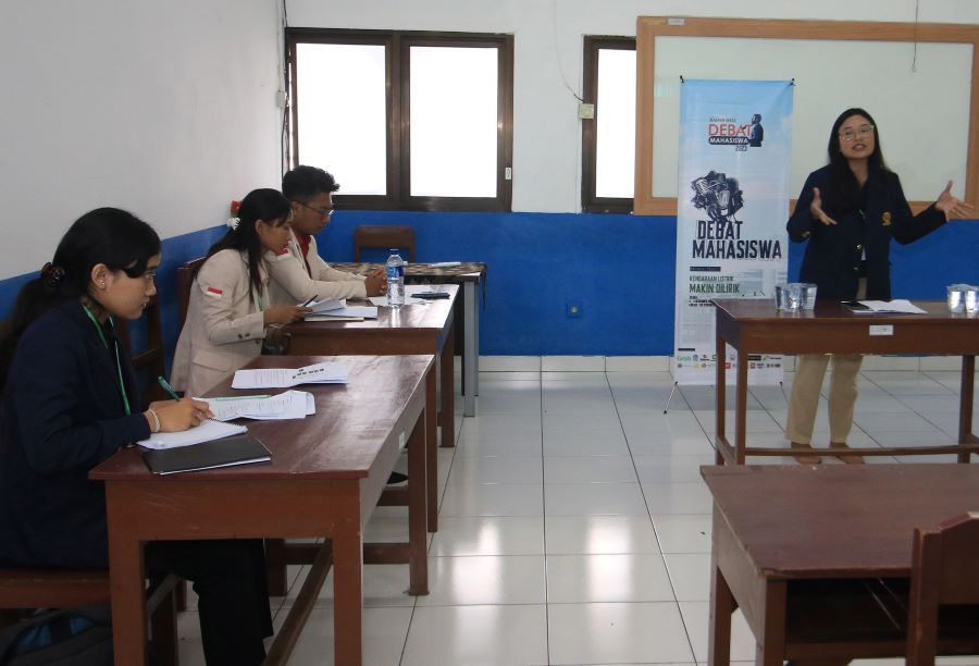 BERPIKIR LOGIS: Suasamna Debat Mahasiswa JPRB 2023.  Peserta dari Unud (Universitas Udayana) A (kanan) di salah satu ruang kelas SMK TI Global Jalan Tukad Citarum Denpasar (2/12/2023).