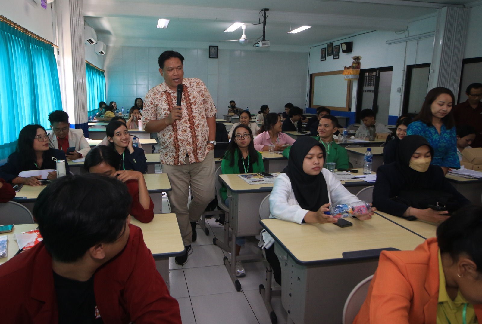 Ketua Tim Juri Debat Mahasiswa JPRB 2023 I Nyoman Rajin Aryana, saat memberikan briefing sebelum peserta dibagi dalam kelas-kelas debat di SMK TI Global Panjer (2/12/2023).