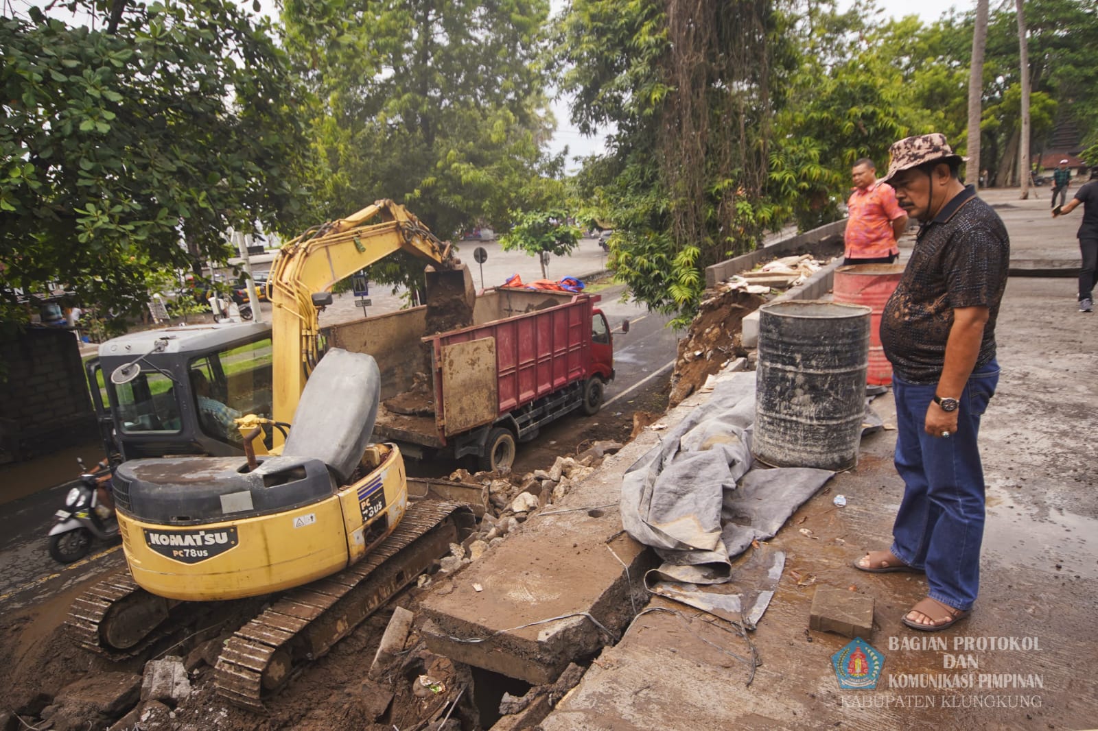 ROBOH: Plt Bupati Klungkung Made Kasta menyebut terjadi kejanggalan dalam pembangunan pagar Pura Goa Lawah.