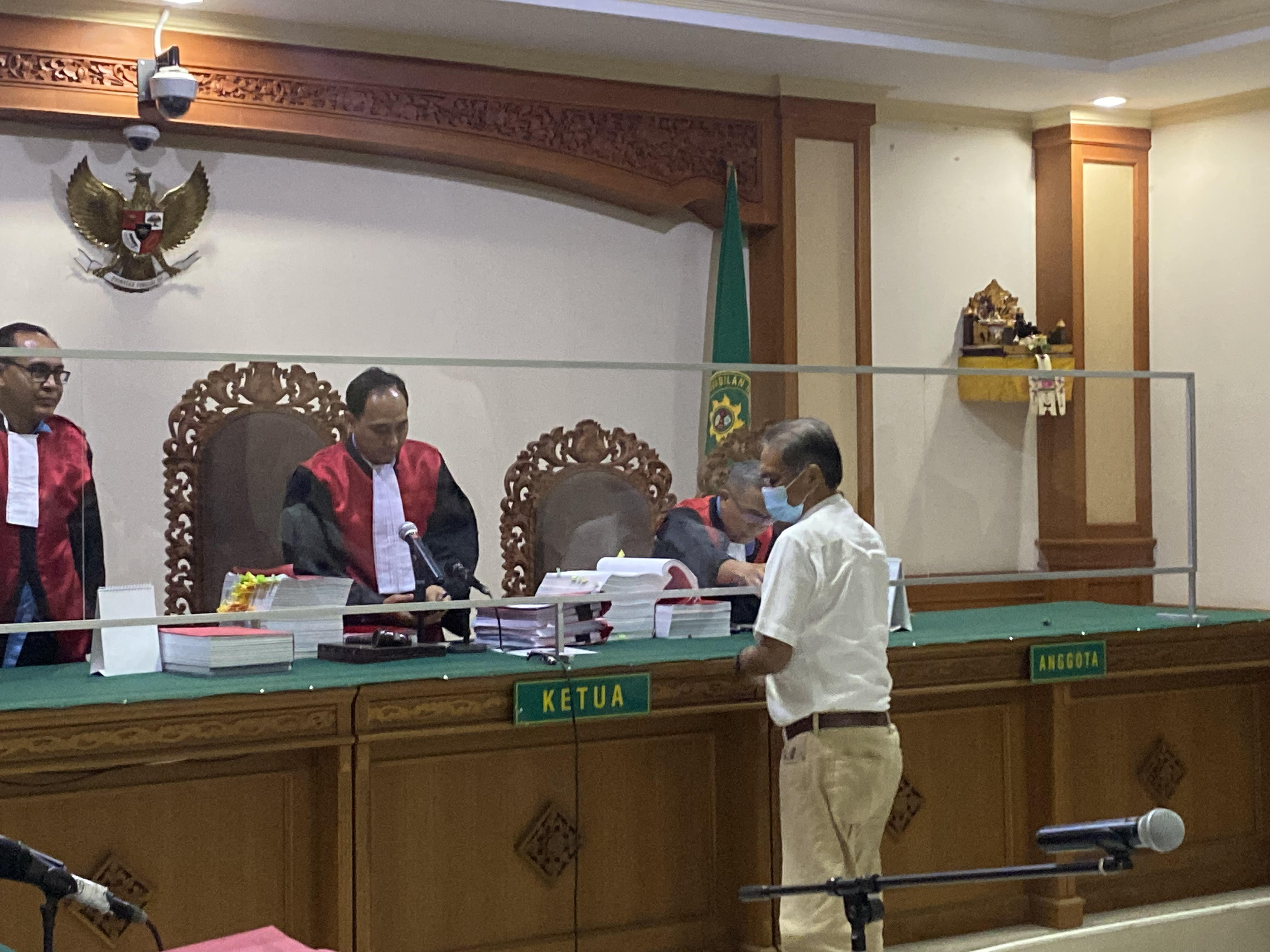 RINGAN: Pak Raden terlihat menyalami majelis hakim usai mendengar vonis yang ringan di tipikor (1/12/2023)