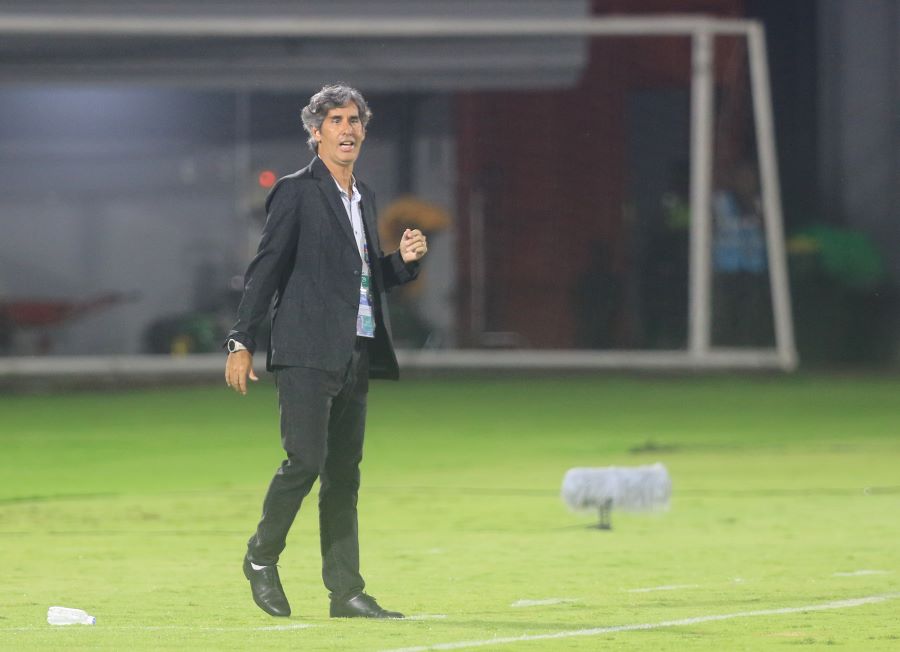 TETAP BANGGA: Pelatih Bali United Stefano Cugurra alias Teco saat mengendalikan anak asihnya dari tepi lapangan saat melawan Stallion Laguna FC di Stadion I Wayan Dipta Gianyar (29/11/2023)