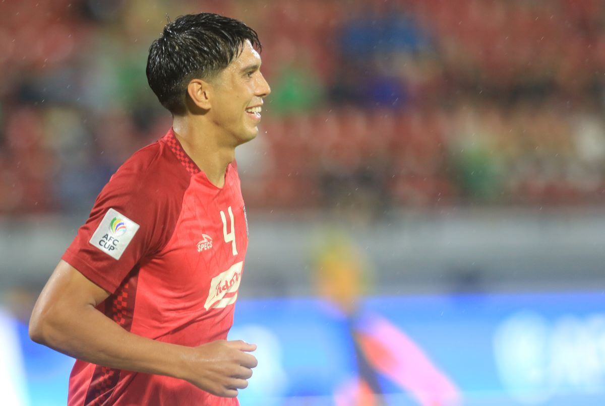 WAJIB MENANG: Bek tengah Bali United Elias Dolah memberikan motivasi tinggi saat menjamu tim tamu Arema FC di Stadiona Dipta Gianyar (4/12/2023).