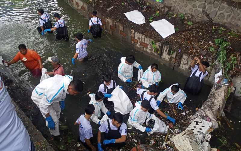 BERSIH-BERSIH SAMPAH : Warga bergotong royong melakukan kerja bakti di Tukad Teba, Sabtu (2/12/2023). (foto: adrian suwanto/radar bali)