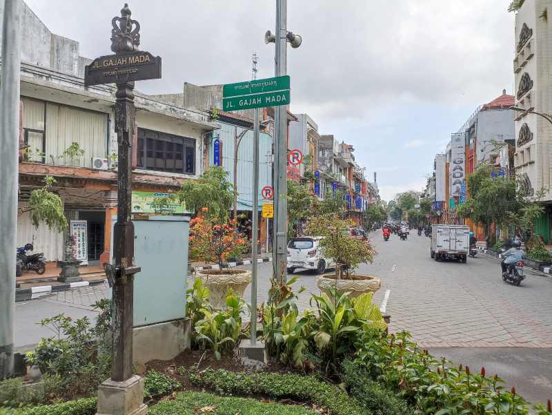 SAMA-SAMA TEGAK BERDIRI : Papan nama Jalan Gajah Mada di Kawasan Jalan Gajah Mada Denpasar. (adrian suwanto/radar bali)