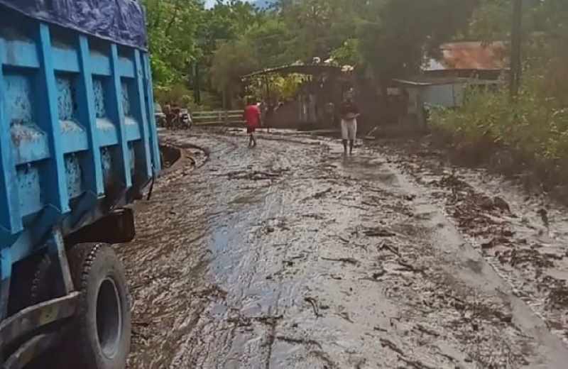 BERUBAH JADI  JALUR LUMPUR : Kondisi jalanan di Desa Tianyar, Kecamatan Kubu usai diterjang banjir pada Sabtu (2/12/2023). (istimewa