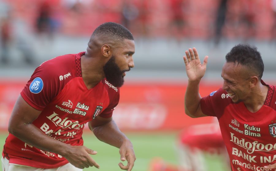 CETAK 2 GOL: Penyerang Bali United Jefferson Assis (kiri) usai cetak gol kedua , dari tendangan penaliti saat menjamu Arema FC  di Stadion I Wayan  Dipta  Gianyar