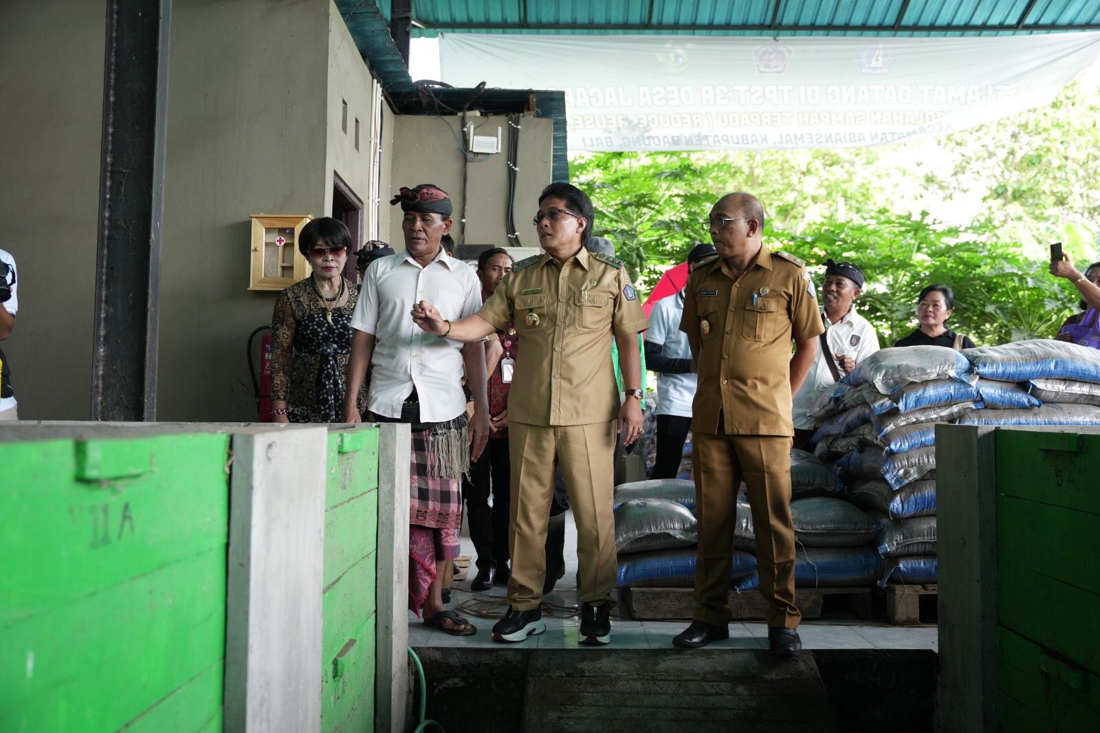 Bupati Badung Nyoman Giri Prasta saat meresmikan TPST 3R Desa Jagapati Abiansemal, Senin (4/12).