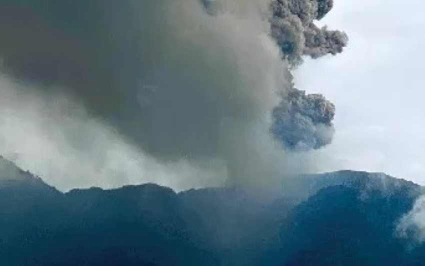 BENAR-BENAR MENGAGETKAN :  Erupsi Gunung Marapi Minggu (3/12/2023) berdampak hujan abu vulkanis di wialyah Kota Bukittinggi dan beberapa wialyah di Kabupaten Agam. (SY RIDWAN/PADANG EKSPRES)