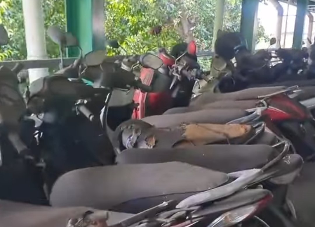 TAK DIURUS: Deretan sepeda motor di parkiran Bandara Ngurah Rai ini sudah lama tak diambil pemiliknya, sedang bandara menerapkan tarif progresif.