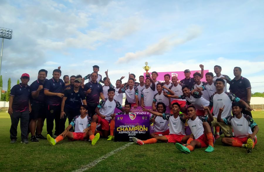 TARGET NAIK LEVEL: Para pemain dan official Perseden Denpasar melakukan selebrasi sebagai juara Liga 3 Zona Bali setelah mengalahkan Putra Angkasa Kapal di Laga Final