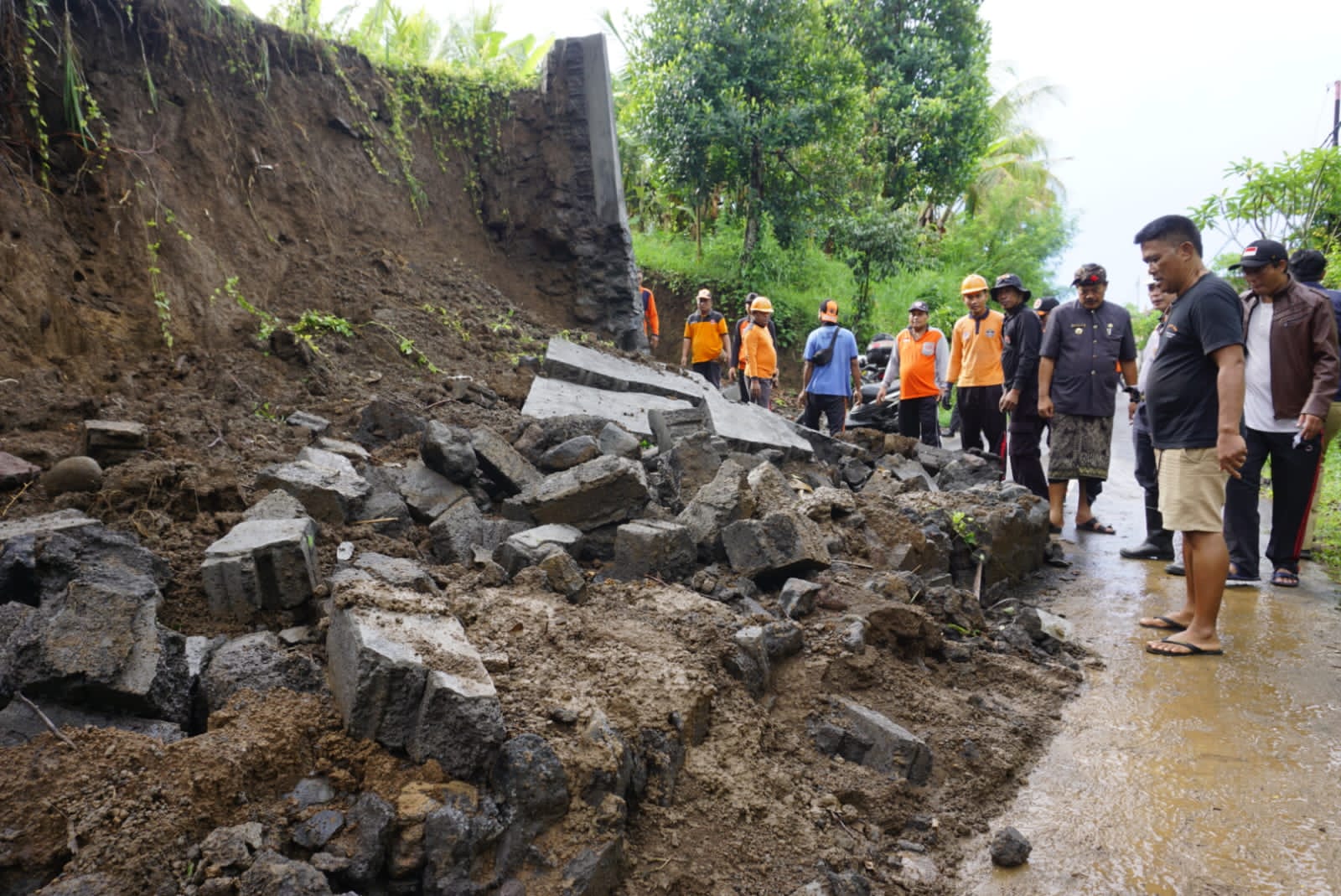 TUTUP JALAN: Sebuah senderan Pura di Klungkung yang longsor akibat hujan lebat pasca kemarau panjang.