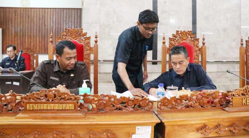 KETOK PALU : Ketua DPRD Buleleng Gede Supriatna (kanan) disaksikan Pj. Bupati Buleleng Ketut Lihadnyana (kiri), menandatangani berita acara pengesahan Perda UMKM.(eka prasetya/radar bali)