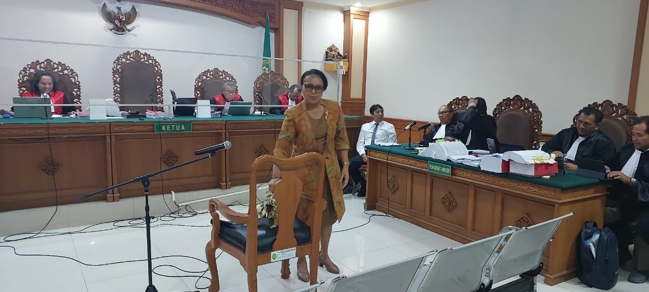 CUCI TANGAN: Mantan Rektir Unud Prof. AA Raka Sudewi saat memberikan kesaksian di pengadilan Tipikor Selasa (5/2023).