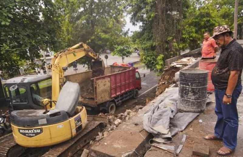 CEK LAPANGAN : Plt. Bupati Klungkung Made Kasta cek langsung kondisi parkiran Goa Lawah.(dok.radar bali)