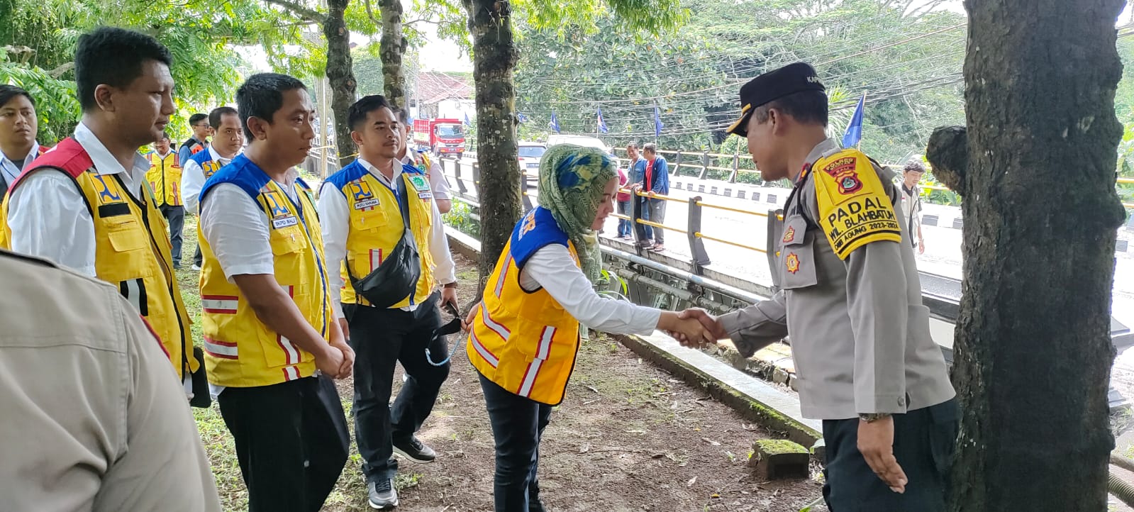 CEK FISIK: Petugas PUPR dan kepolisian Polsek Blahbatuh Sukawati Gianyar mengveluasi kondisi jembatan gantung Pertanu (4/12/2023).