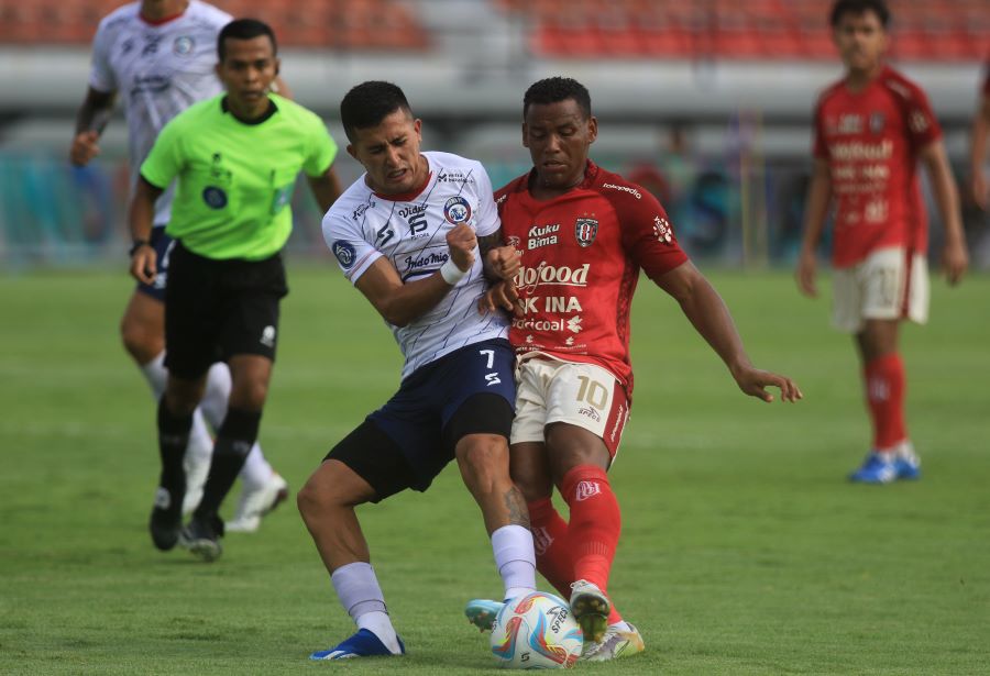 Pemain Bali United Eber Bessa (kanan) dihadang Ariel Lucero  (Arema) dalam laga di Stadion Kapten I Wayan Dipta  Gianyar (4/12/2023).