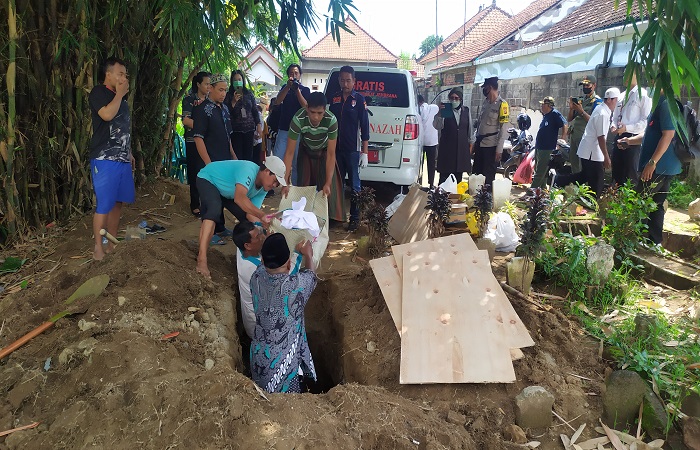 Proses penguburan mayat Mr. X di pemakaman umum Kelurahan Loloan Barat, Kecamatan Negara.