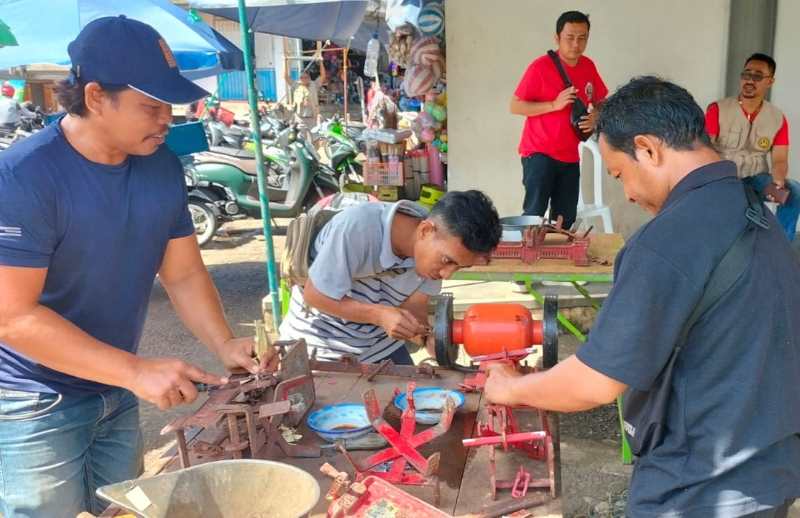 BIAR  TIDAK MERUGIKAN PEMBELI : Suasana tera ulang yang dilakukan Disperindag Tabanan di Pasar Pupuan, Kabupaten Tabanan. (juliadi/radar bali)