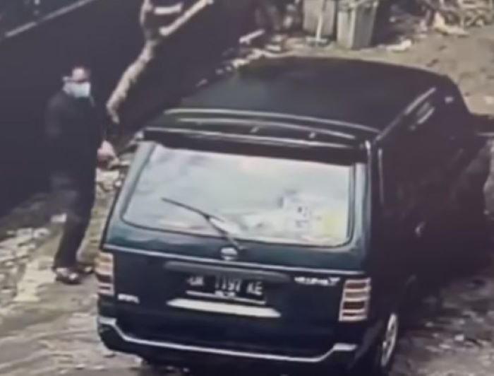 TEREKAM CCTV: potongan rekaman terduga pelaku saat mencongkel mobil korban. Polisi mengejar pelaku.