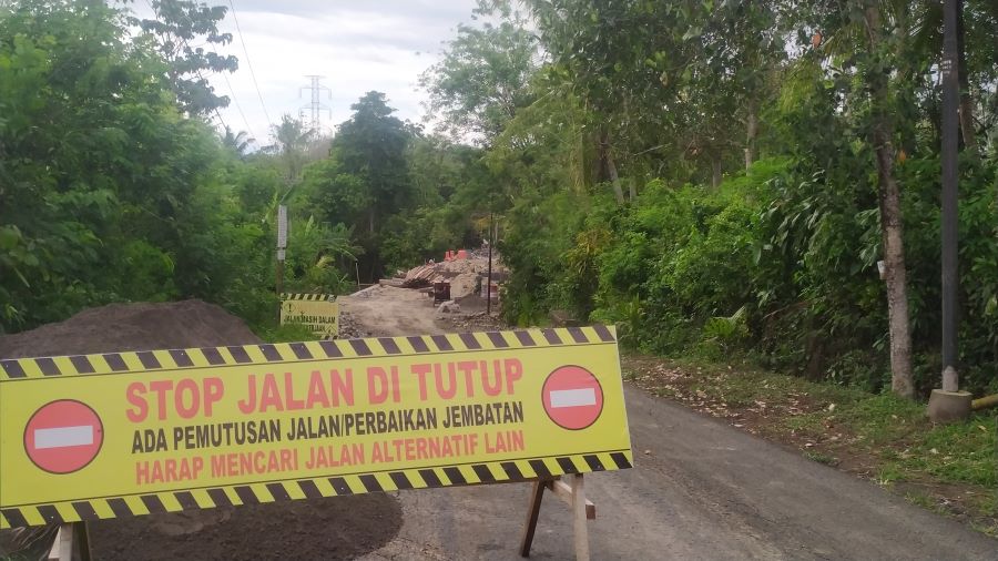 BELUM TUNTAS: Sebuah proyek Jembatan yang dijadikan jalan karena kondisi darurat.