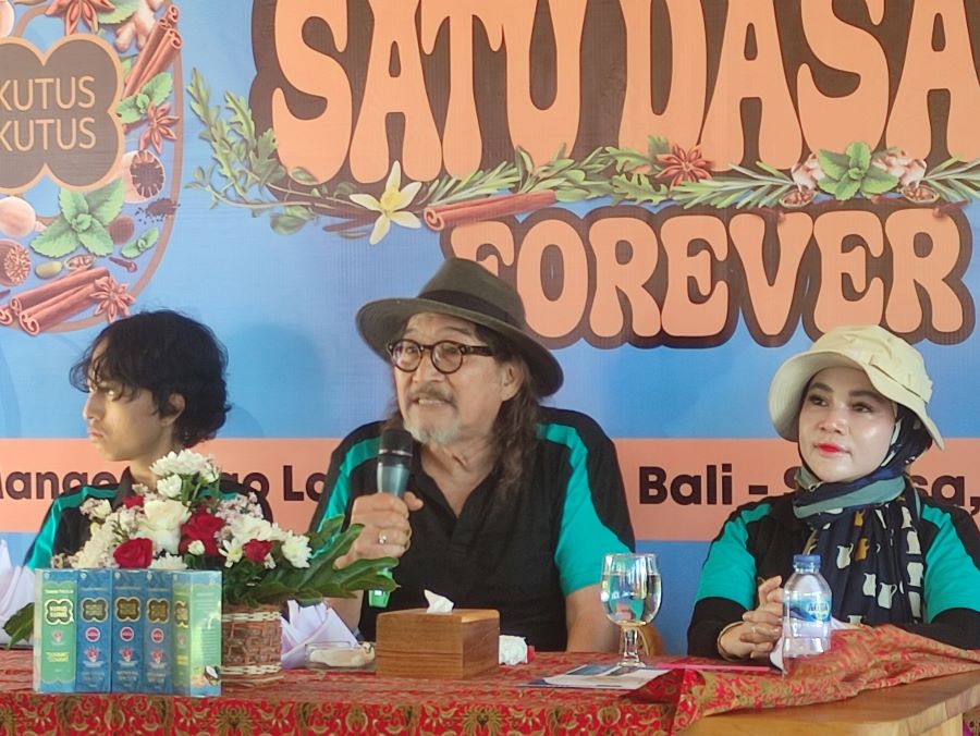 KLENIK:  Owner minyak Kutus-Kutus Bambang Pranoto didampingi istrinya saat konferensi pers di Gianyar (5/12/2023)