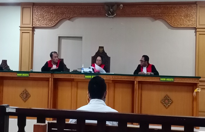 Sidang putusan persetubuhan bapak kandung pada anak kandungnya di Kejari Jembrana.