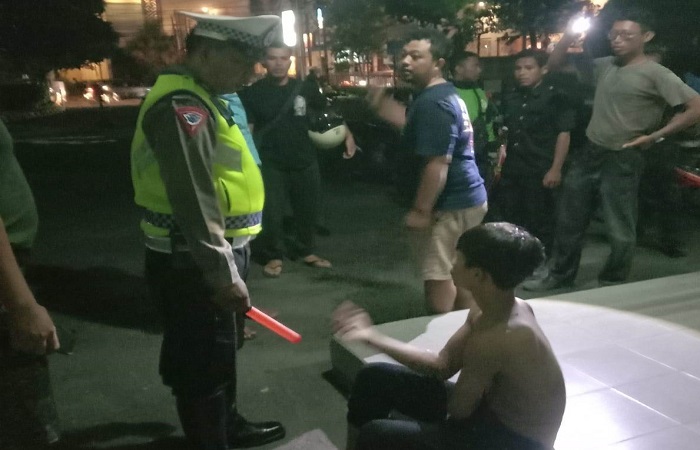 Pengendara motor Muhamad Saleh Odin alami luka bakar saat sedang pengisian Bahan Bakar Minyak di SPBU di Jalan Kerobokan Kelod Lingkungan Banjar Taman, Kuta Utara, Badung.