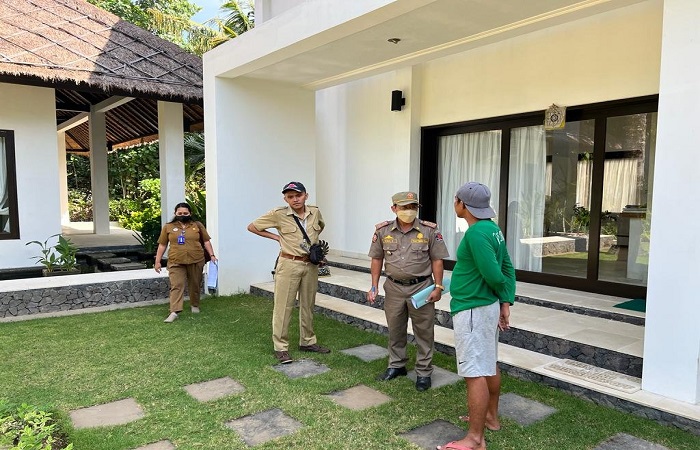 Polisi Pamong Praja Kabupaten Buleleng saat mengecek perizinan vila yang ada di Kecamatan Banjar.