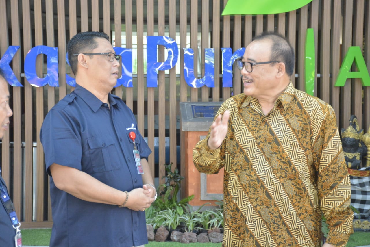 JELANG NATARU: Wakil Ketua DPRD Bali Dr I Nyoman Sugawa Korry (kanan) memantau persiapan Nataru di Bandara Ngurah Rai, Rabu (6/12/2023). (Sugawa Korry untuk Radar Bali)