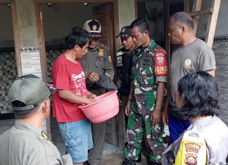 AKHIRNYA DIAMANKAN : IGS saat diamankan Satpol PP Karangasem akibat melakukan perusakan rumah warga di Gelumpang, Karangasem Rabu (6/12). (Foto Satpol PP Karangasem)