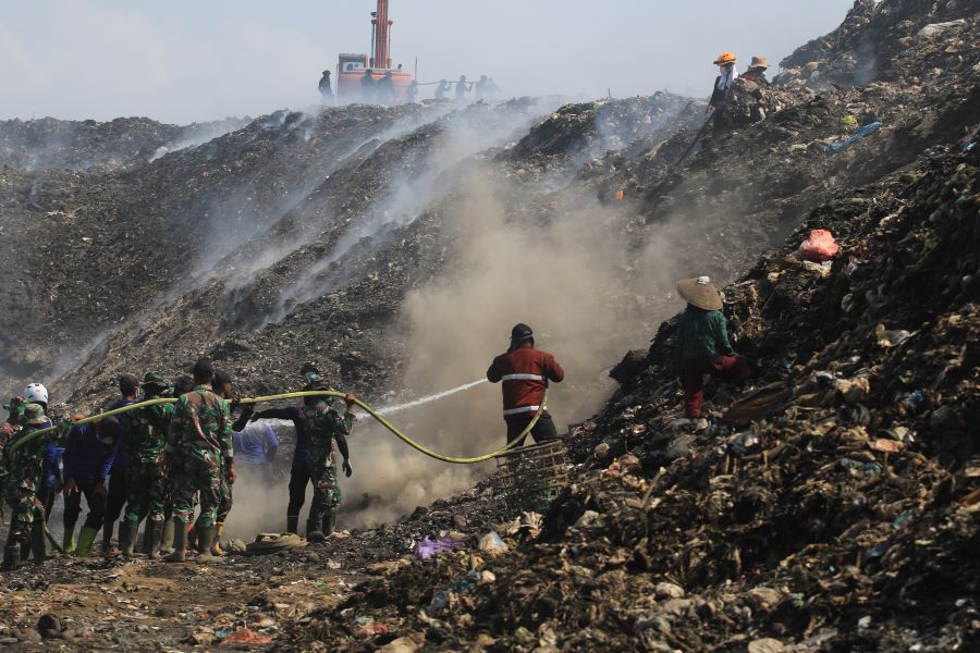 DARURAT: Aparat gabungan pemadam kebakaran, TNI dan Polri melakukan penyemprotan titik api di TPA Suwung yang terbakar Oktober 2023 lalu.
