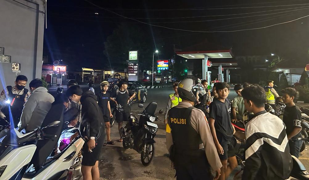 NAKAL: Gerombolan remaja geng motor knalpot brong dibubarkan polisi saat gelar aksi balap liar di jalan raya Lukluk Kapal Mengwi Jumat dini hari (8/12/2023)