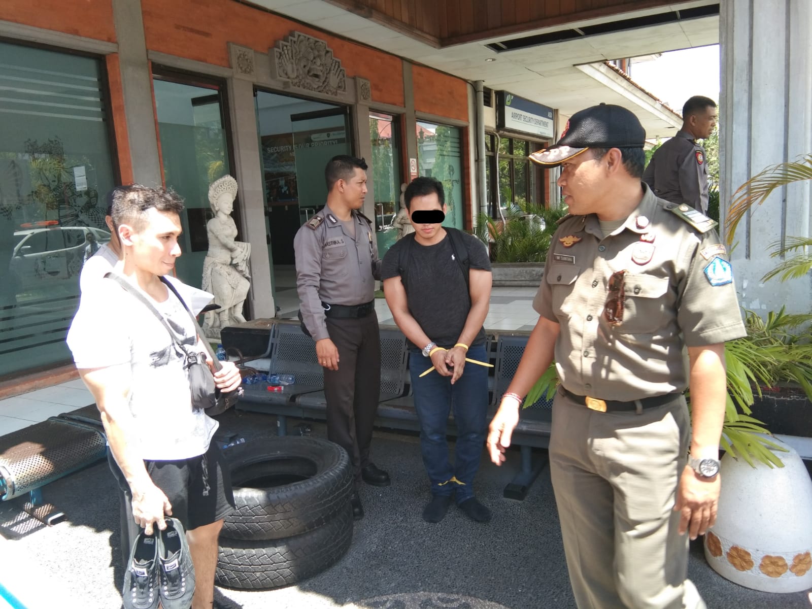 BIKIN GADUH: Juan Paolo Montero (mata blur) saat diamankan di Polres Bandara I Gusti Ngurah Rai (27/12/2023).