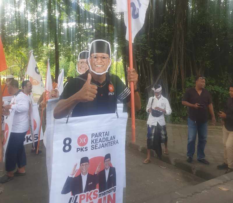PAKAI TOPENG : Kader PKS memakai topeng keliling Lapangan Renon, Denpasar. ( Foto: Ni Kadek Novi Febriani/Radar Bali)