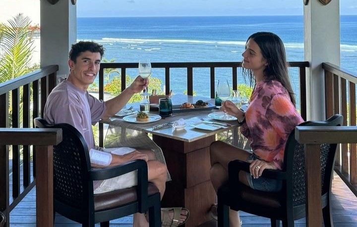ANGKAT GELAS!: Bintang Repsol Honda Marc Marquez (kiri) mengunggah sedang liburan di Bali di akun isntagramnya