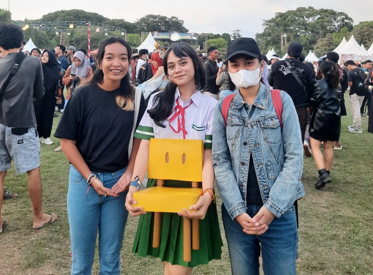 PARTISIPAN: Margaretta (tengah) diapit Cayka (kanan) dan Sarah (kiri) di arena D
