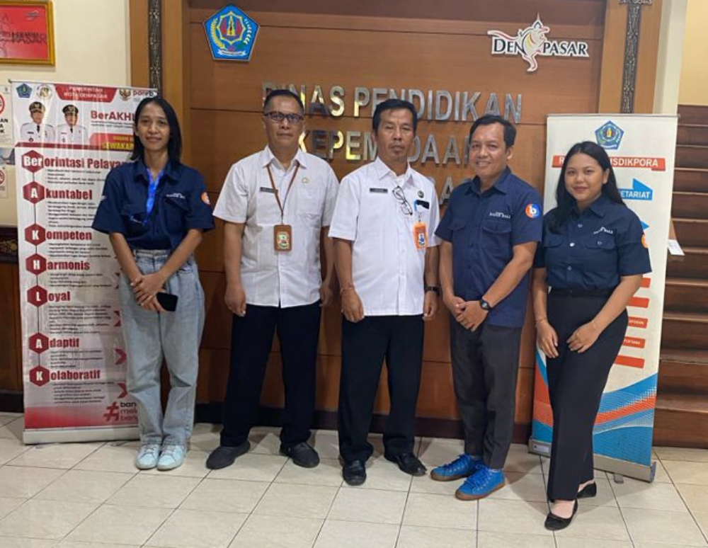 KOLABORASI: I Nyoman Suriawan Kabid Pembinaan SD Disdikpora Kota Denpasar (3 dari kiri) saat menerima tim Radar Bali (6/12/2023).