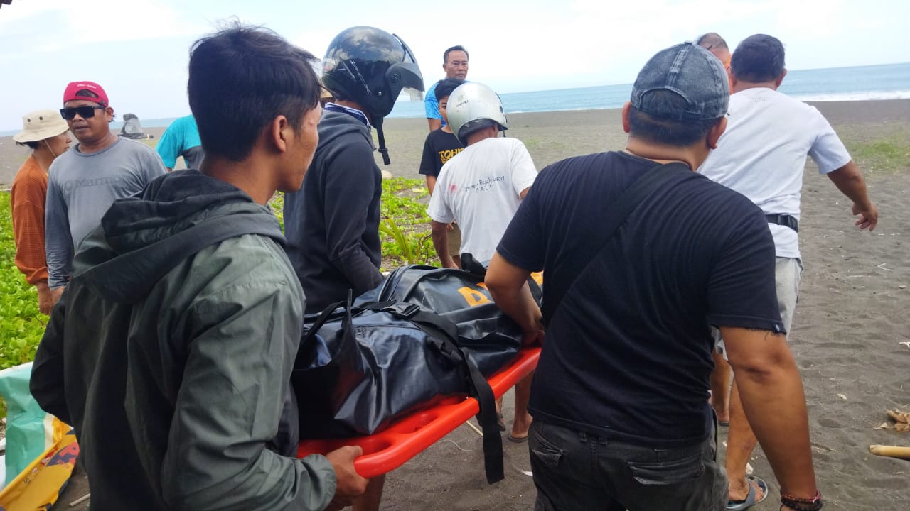 NAHAS: Proses evakuasi bocah 13 tahun yang tewas saat berenang di Pantai Biaung Denpasar Timur Minggu (10/12/2023)