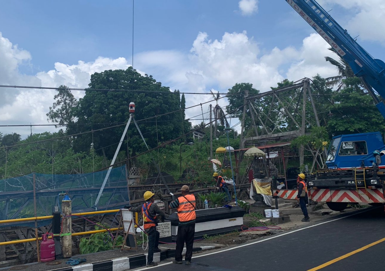 RATUSAN TAHUN: Jembatan peninggalan Belanda di dekat Vihara Amurva Bhumi Sukawati Gianyar mulai dibongkar lantaran tali sling mulai putus.