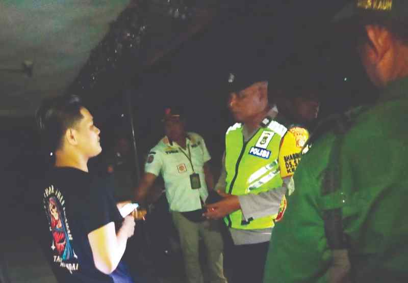 PENERTIBAN: Tim yustisi Kota Denpasar merazia lokalisasi di Jalan Danau Tempe, Sanur. Foto kanan, salah satu pekerja kafe di Danau Tempe.[tim radar bali)
