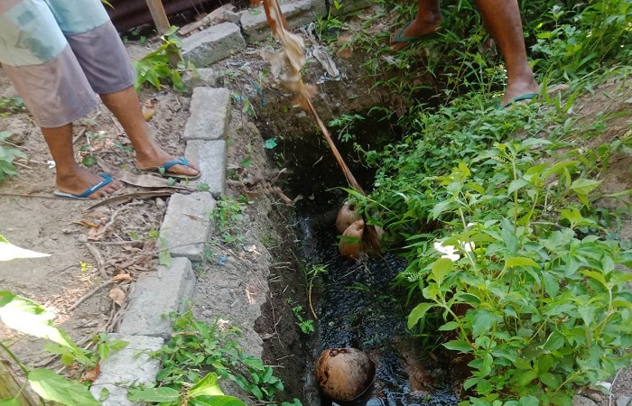 Korban ditemukan dalam kondisi meninggal di parit, Banjar Dinas Tengah, Desa Bebandem, Kecamatan Bebandem, Senin (11/12). Diduga, korban tewas tertimpa buah kelapa.