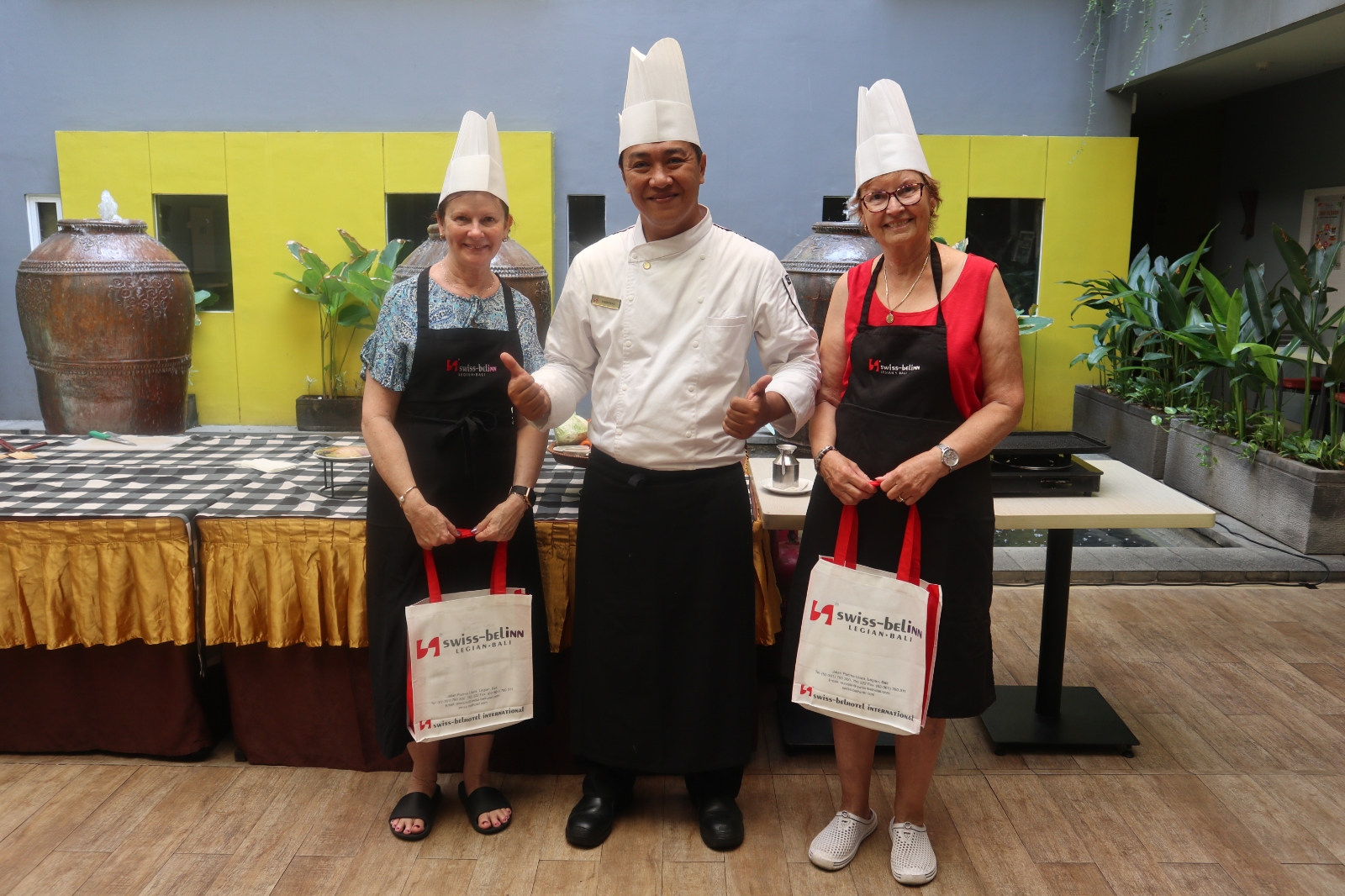 SIAP BERBAGI ILMU: Head Chef Swiss-Belinn Legian I Made Agustaya (tengah). (Swiss-Belinn Legian)