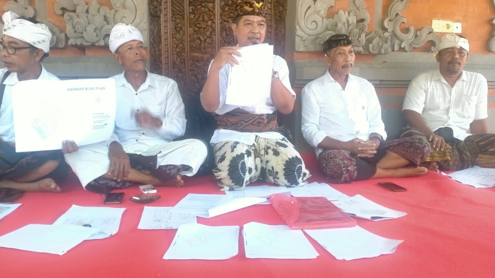 BUKTI DATA: Keluarga besar Jero Marga yang kembali membeberkan bukti-bukti soal kepemilikan lahan yang bersengketa dengan Desa Adat Klecung, Desa Tegal Mengkeb, Selemadeg Timur, Tabanan.