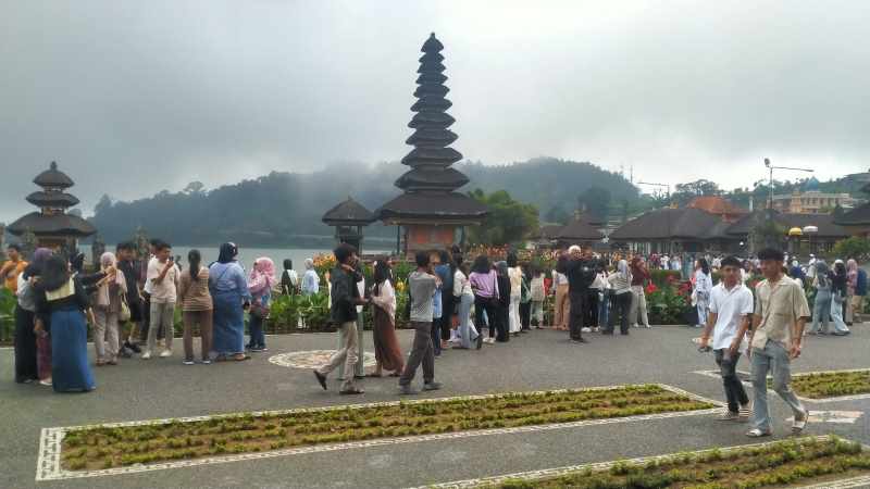 SELALU RAMAI : Suasana kunjungan wisatawan Ulun Danu Beratan, Bedugul, Baturiti Tabanan. (juliadi/radar bali)