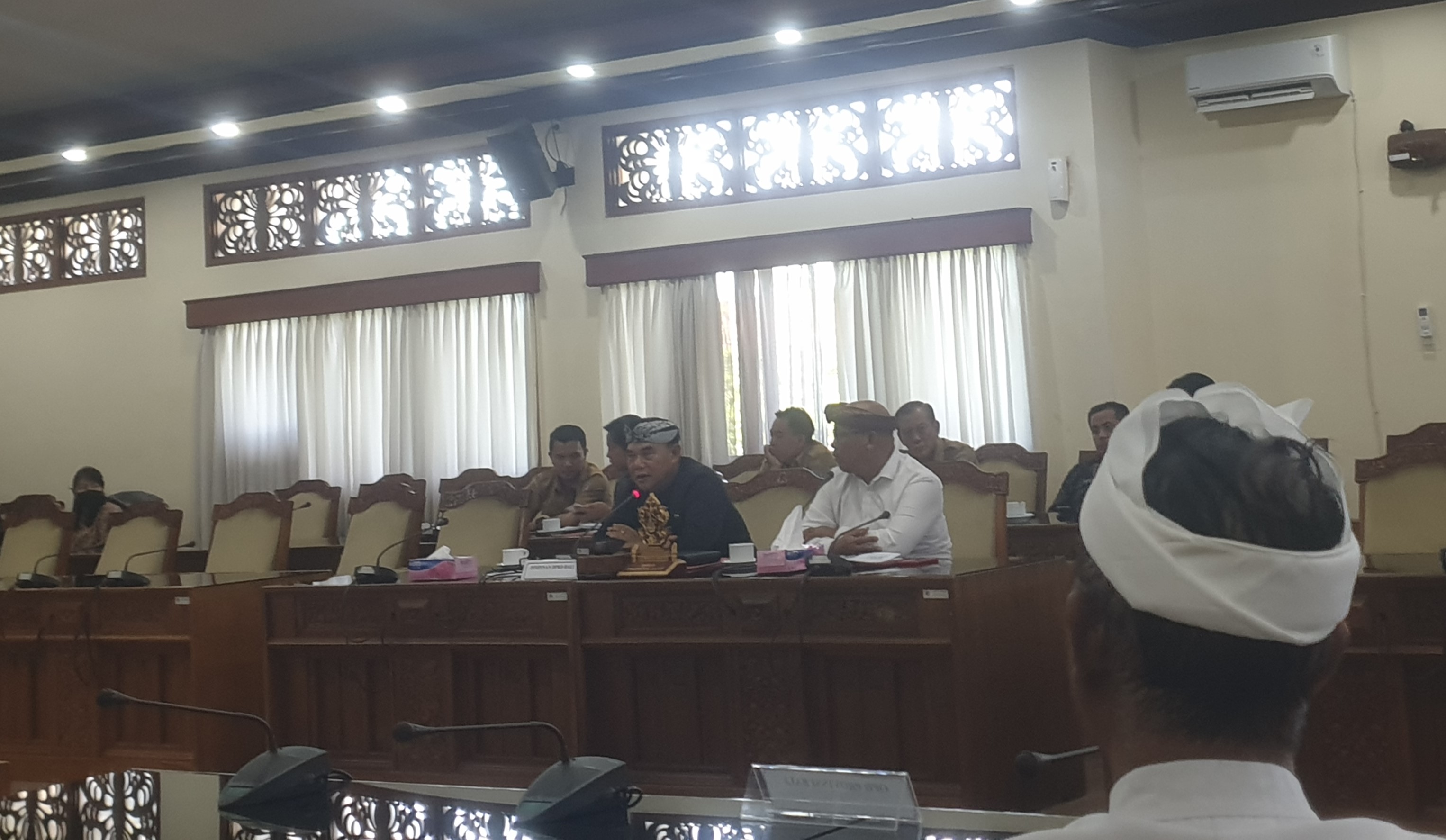 SEPI: Ketua DPRD Bali I Nyoman Adi Wiryatama memimpin rapat membahas LNG namun dewan yang hadir cuma 2 anggota.