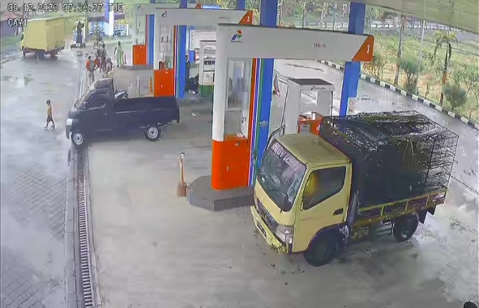 Detik-detik sebelum anak berusia tiga tahun dilindas mobil pikap di areal SPBU Pulukan, Jembrana.