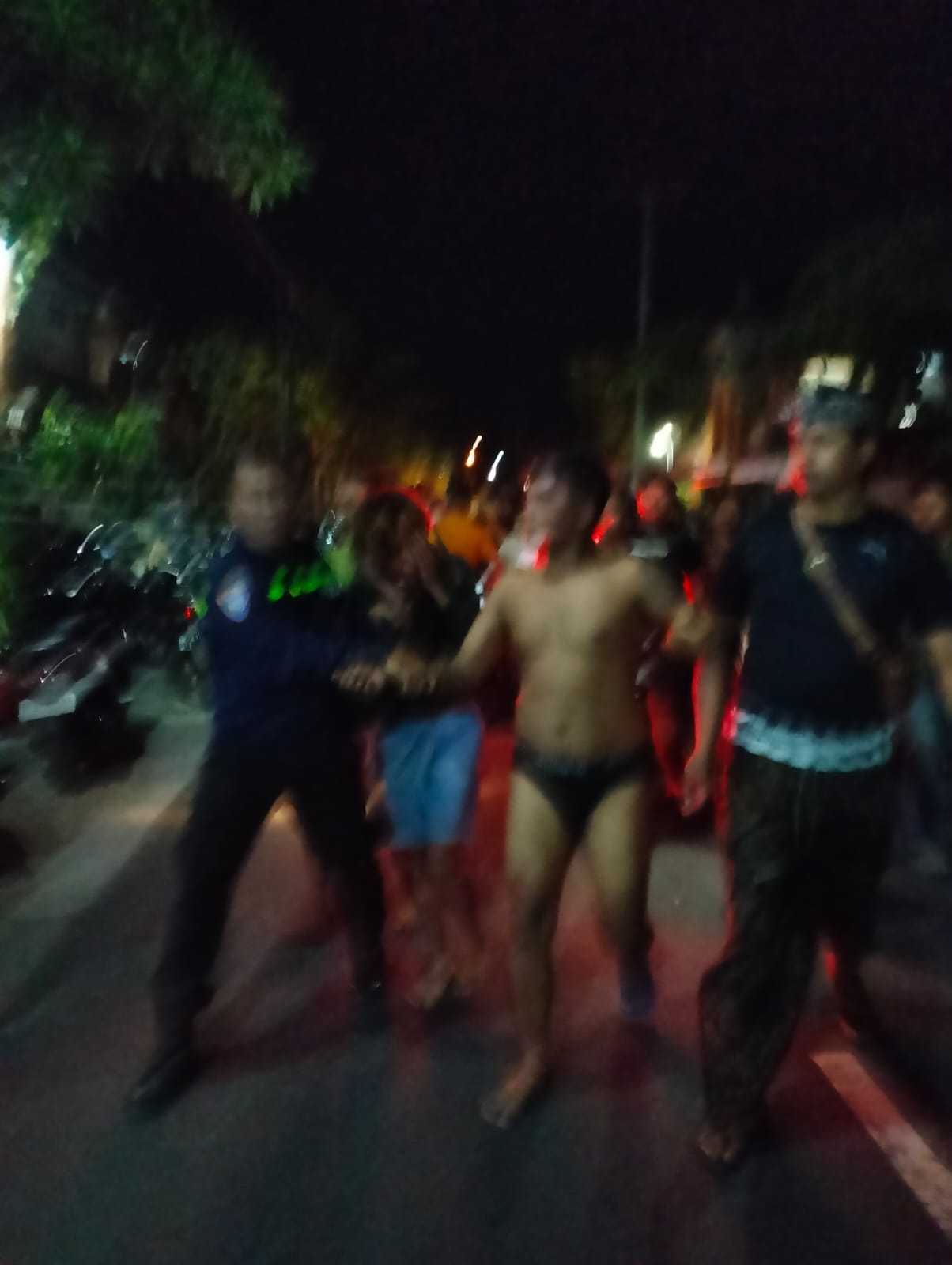 Salah satu pelaku curanmor diamuk massa di Gianyar lalu diarak keliling.